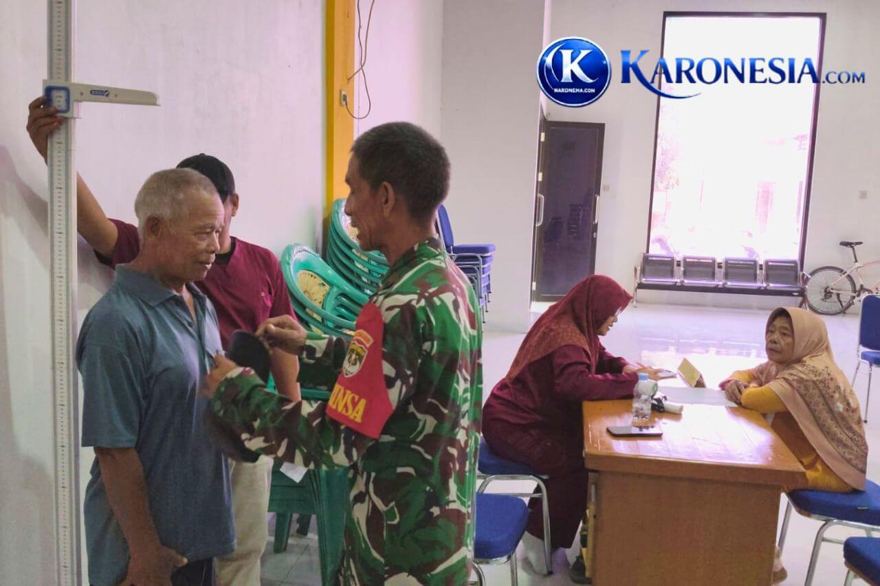 Babinsa Koramil 06/Setu dampingi warga saat pemeriksaan kesehatan gratis