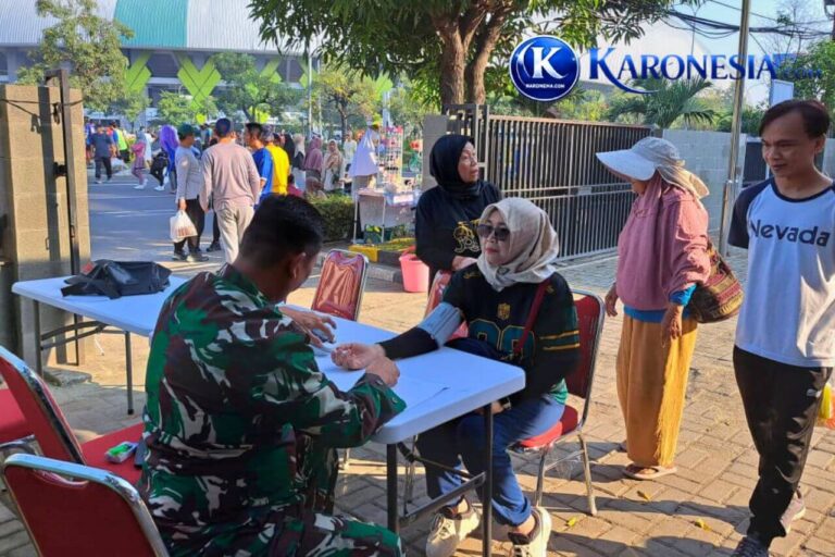 Personel Kodim 0507/Bekasi memeriksa tekanan darah warga di Car Free Day Bekasi