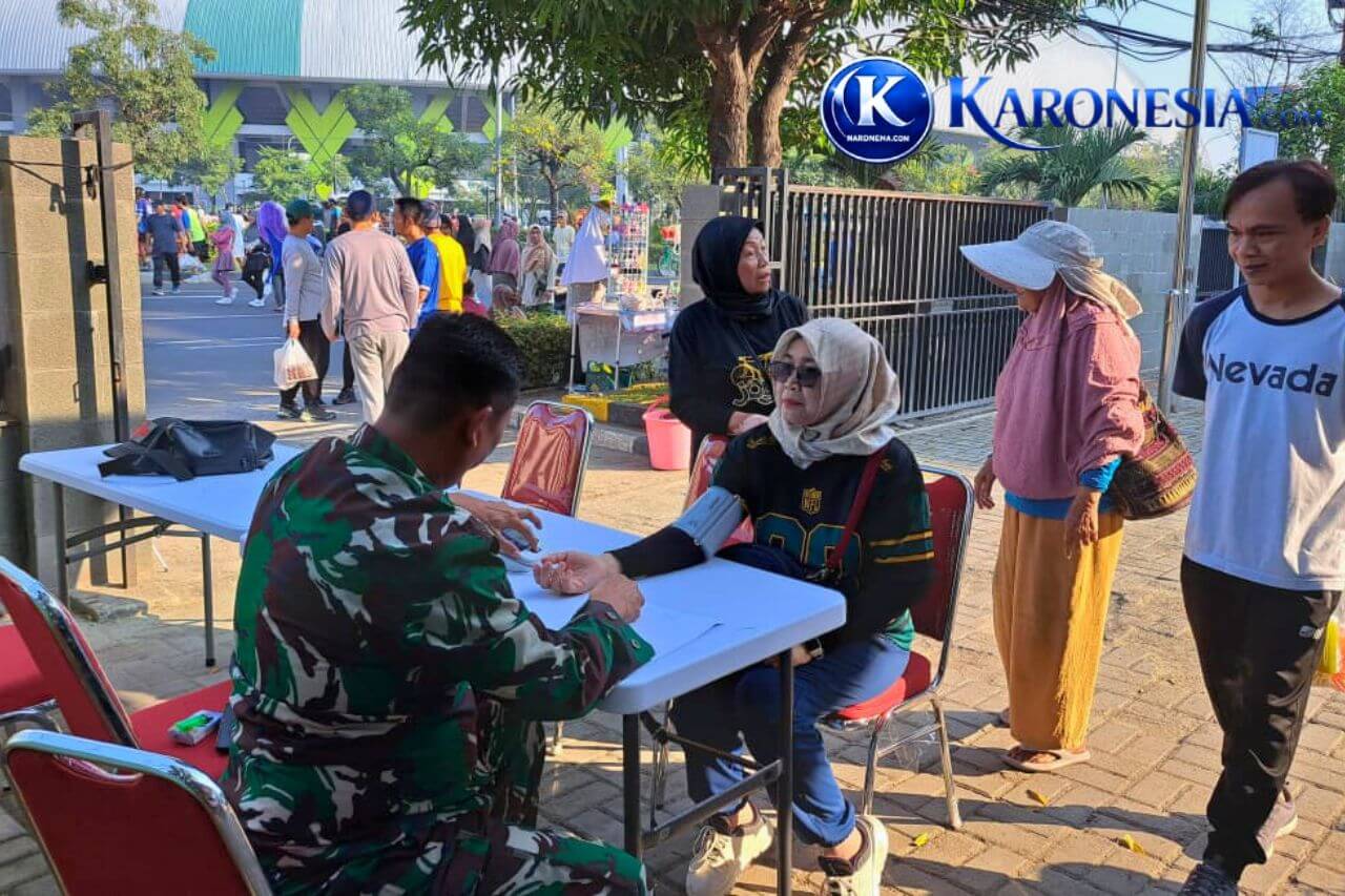 Personel Kodim 0507/Bekasi memeriksa tekanan darah warga di Car Free Day Bekasi