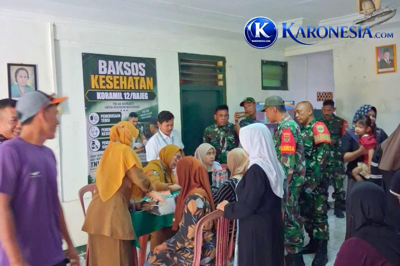 Warga mengikuti pemeriksaan kesehatan gratis di Koramil 12/Rajeg.