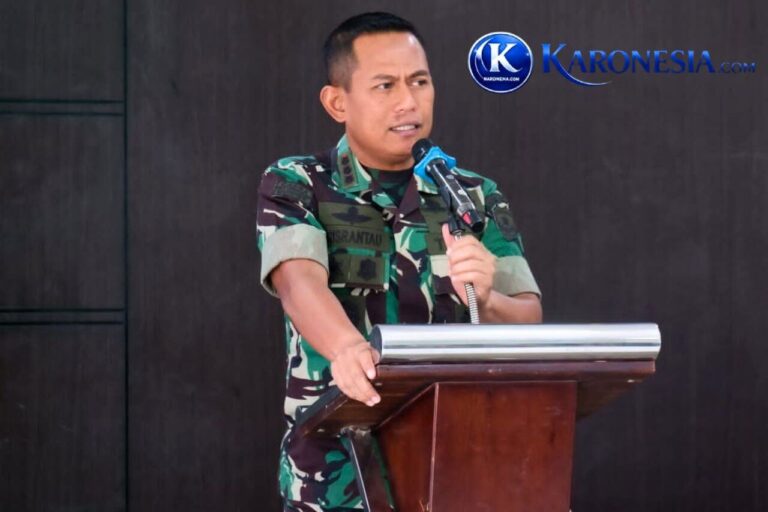 Dandim 0507/Bekasi Kolonel Krisrantau Hermawan memberikan arahan di podium