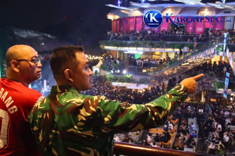 Dandim Jakarta Selatan menyaksikan nobar bersama warga