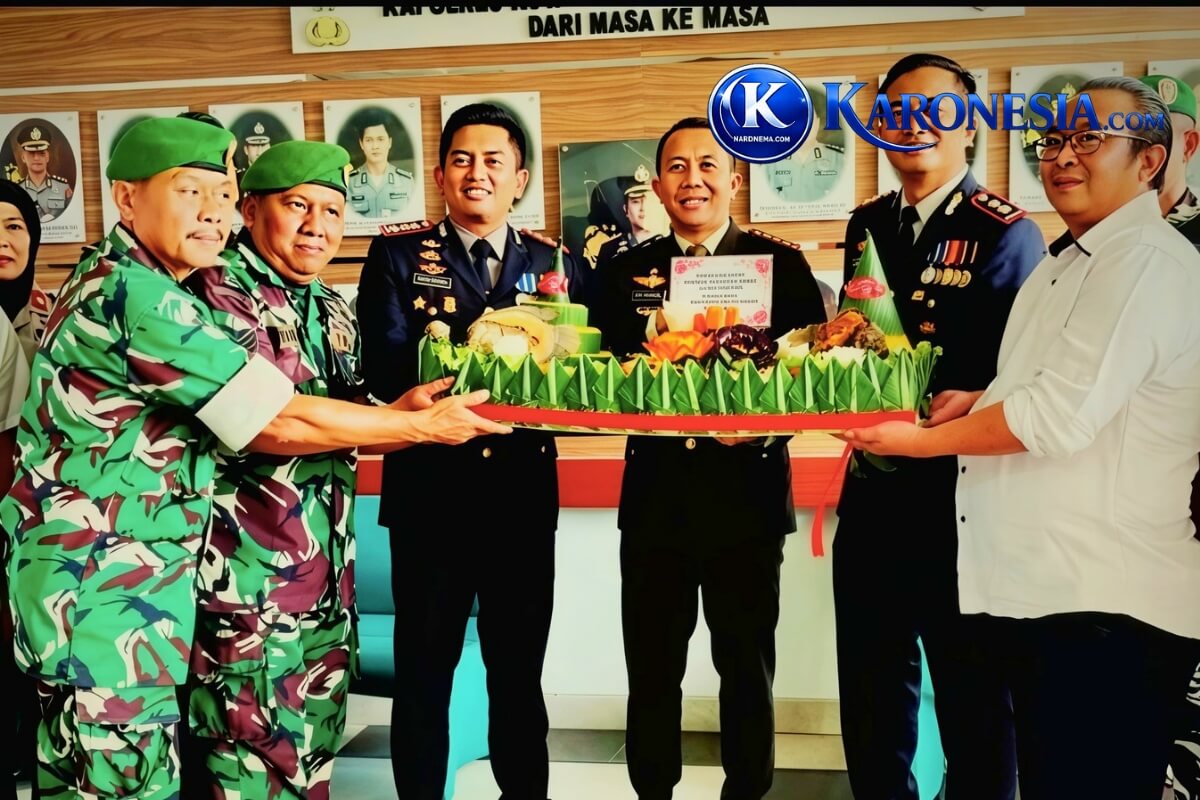 Dandim Tangerang dan Kapolres Bandara Soetta potong tumpeng Hari Bhayangkara ke-80
