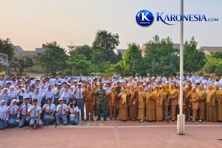 Danramil 05/Ciputat foto bersama guru dan siswa SMKN 7 Tangsel.