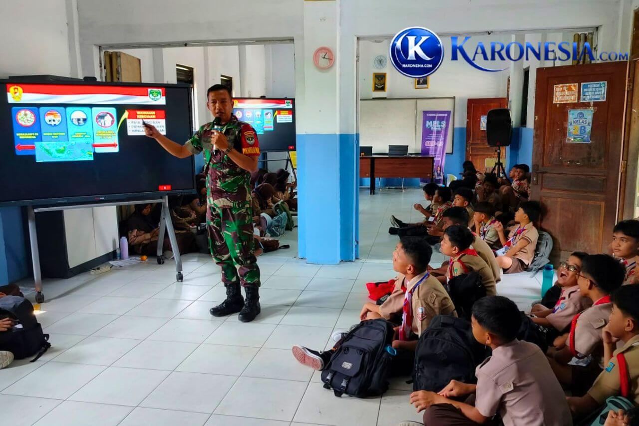 Danramil memaparkan materi wawasan kebangsaan kepada siswa SMP