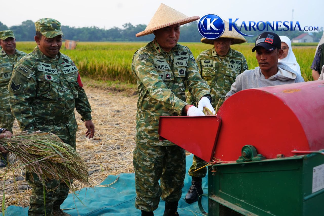 Danrem 052/Wijayakrama saat panen raya ketahanan pangan di Tangerang