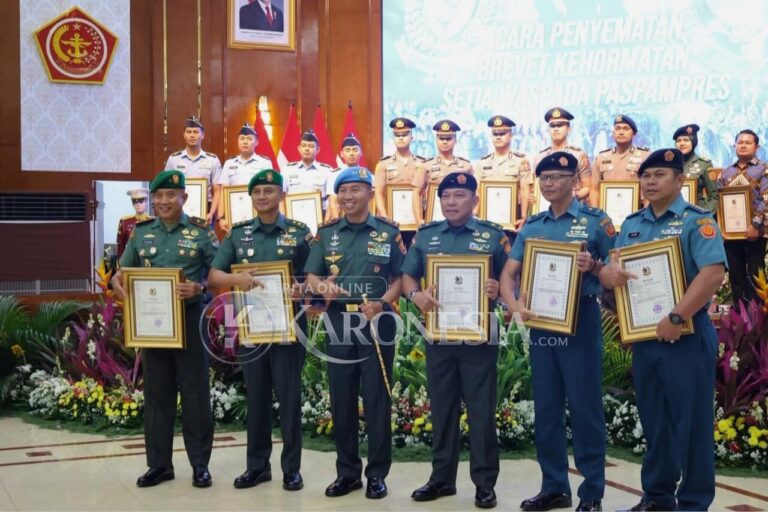 Danrem Wijayakrama menerima Brevet Setia Waspada dari Danpaspampres