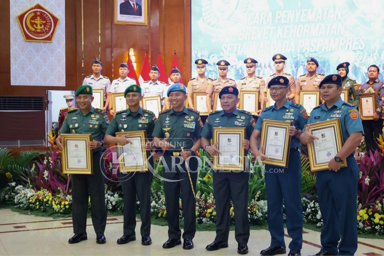 Danrem Wijayakrama menerima Brevet Setia Waspada dari Danpaspampres