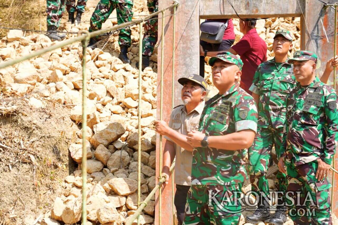 Danrem dan jajaran TNI meninjau lokasi pembangunan Jembatan Garuda