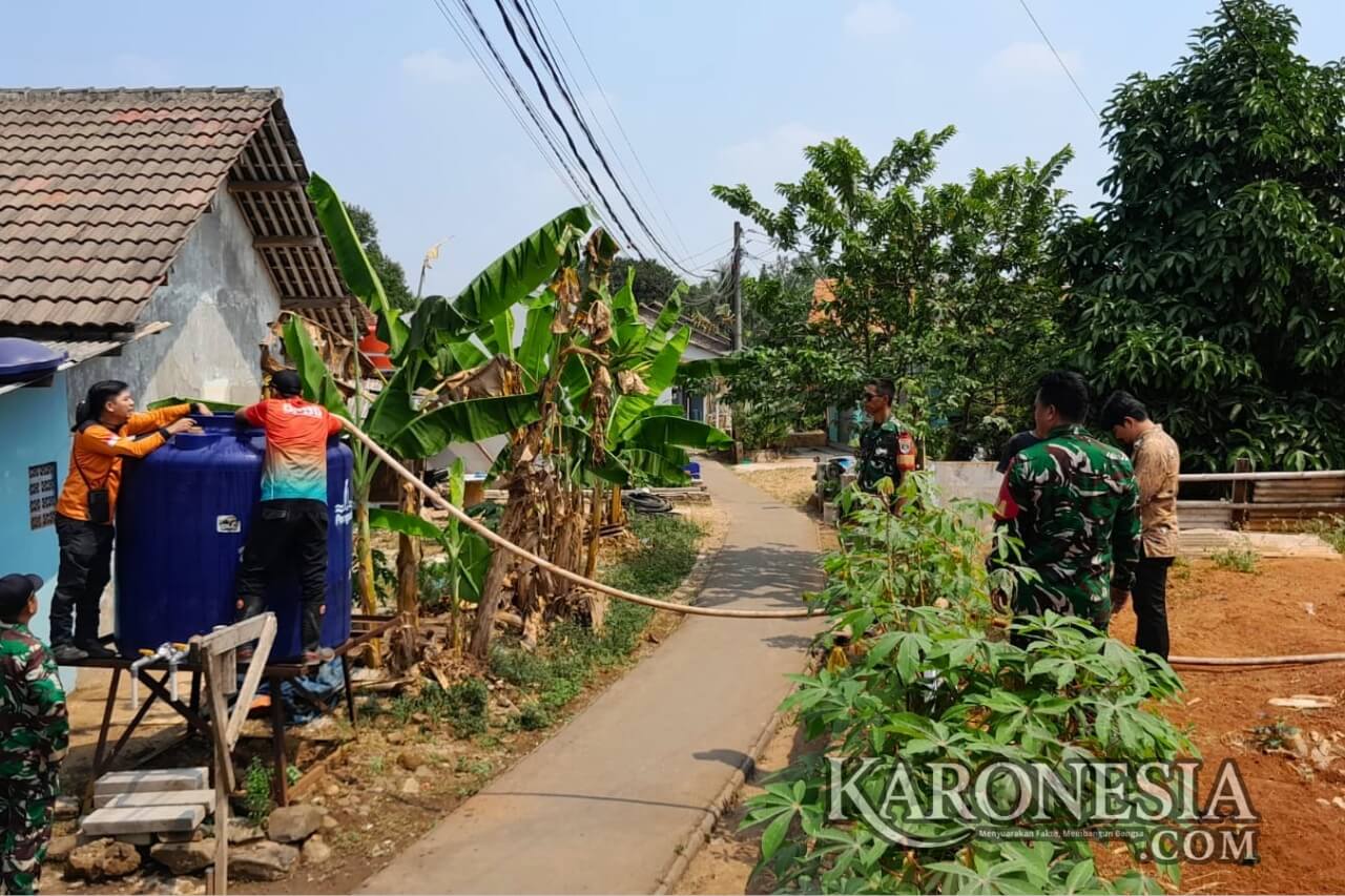 Personel Koramil Serpong salurkan air bersih ke warga Keranggan