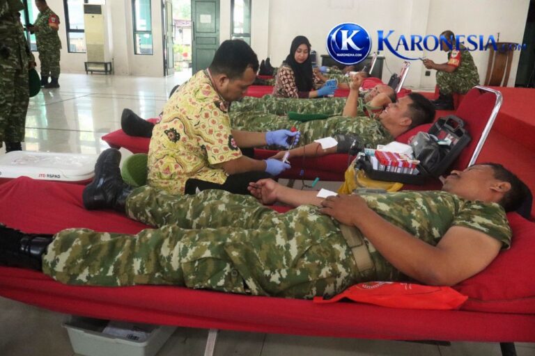 Prajurit Kodim 0506/Tangerang mendonorkan darah bersama tim medis RSPAD
