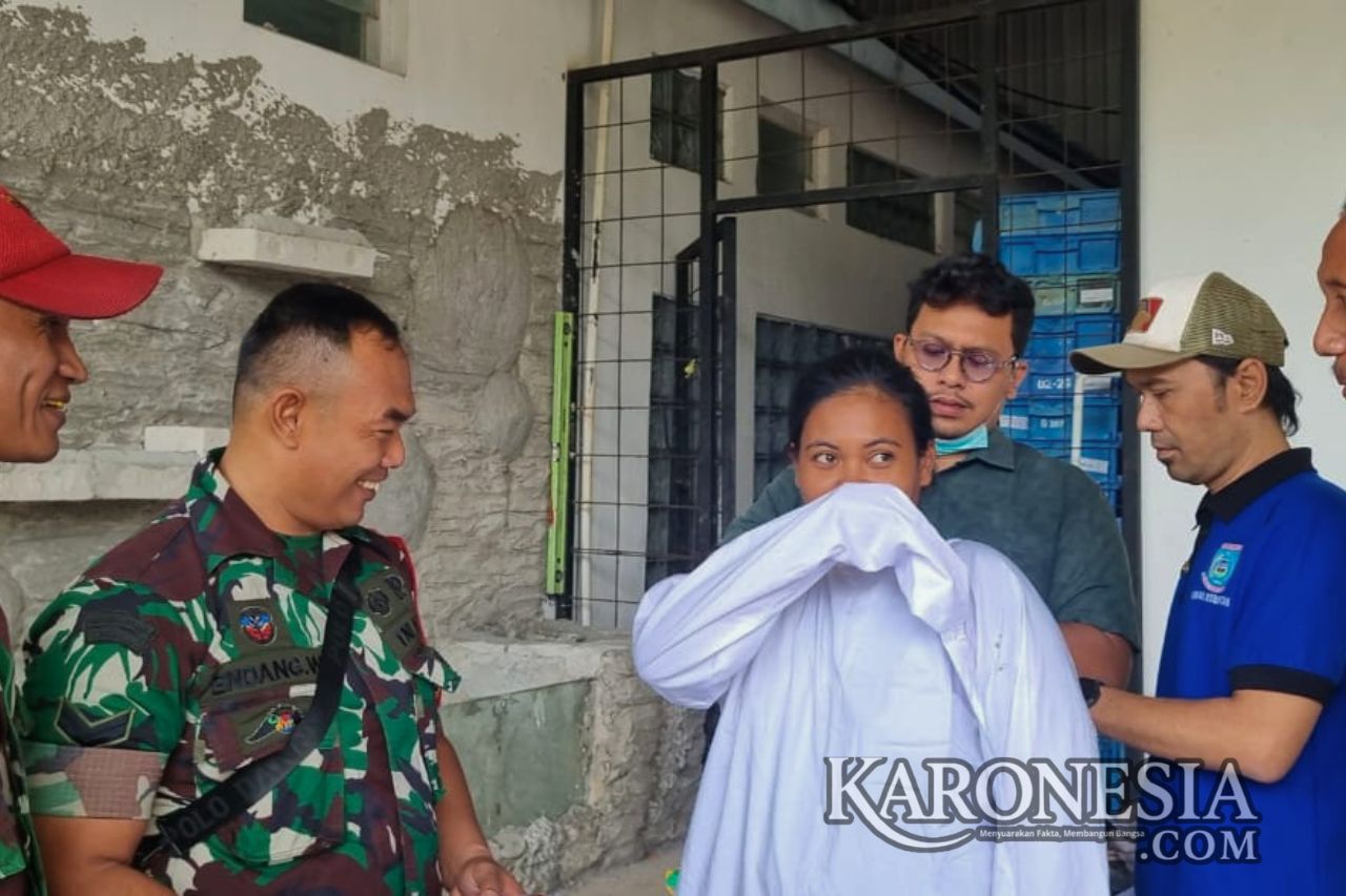 Babinsa dan petugas gabungan mengevakuasi perempuan diduga ODGJ di Stasiun Jurangmangu
