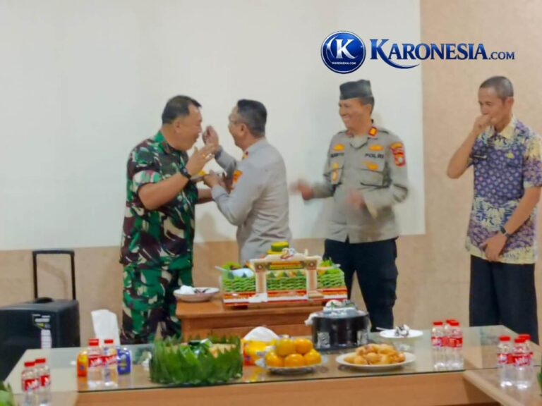 Danramil dan Kapolsek suapan tumpeng HUT Bhayangkara ke-80