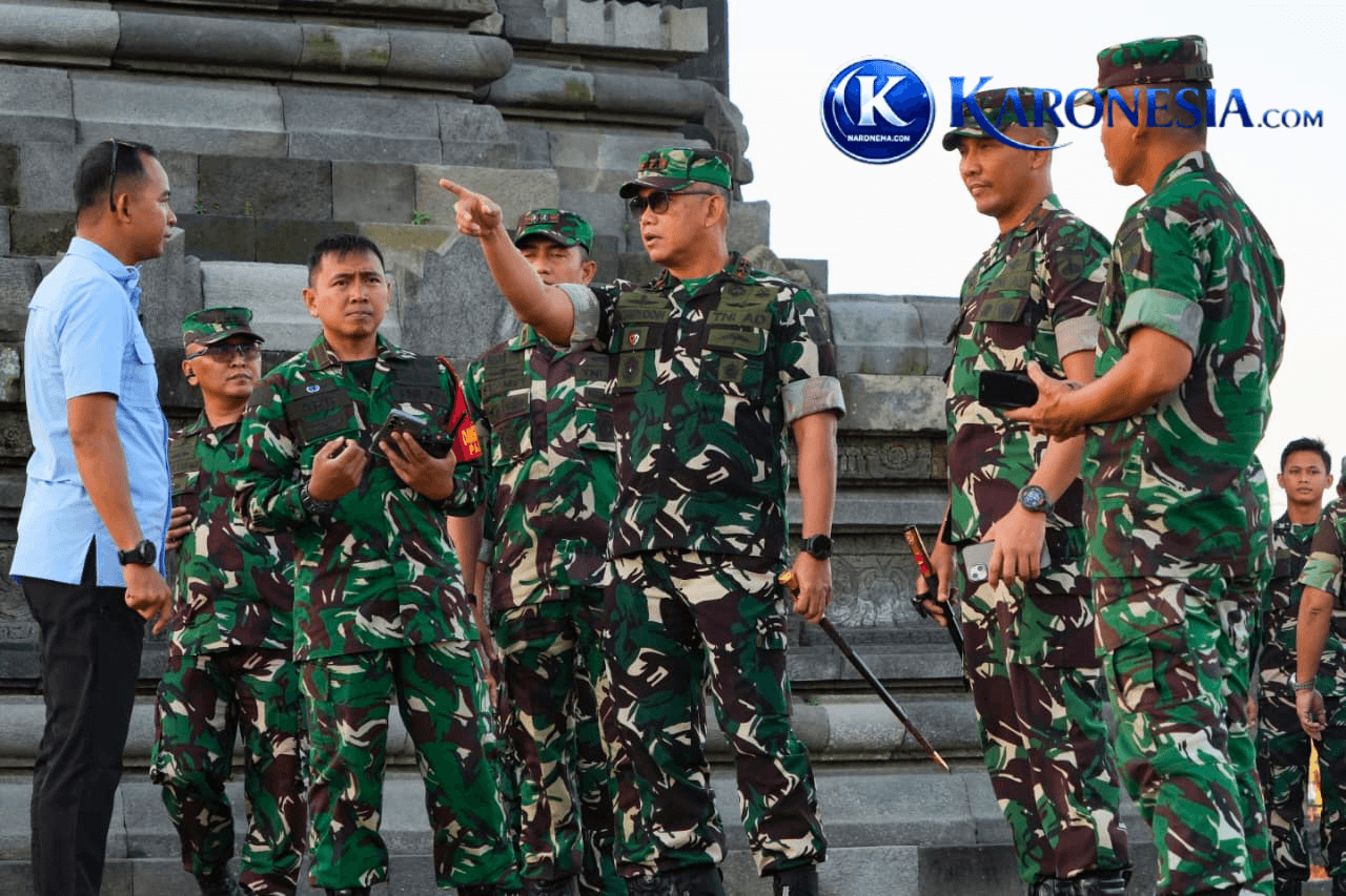 Mayjen TNI Achiruddin memberikan instruksi pengamanan kepada personel TNI di dekat struktur Candi Prambanan.