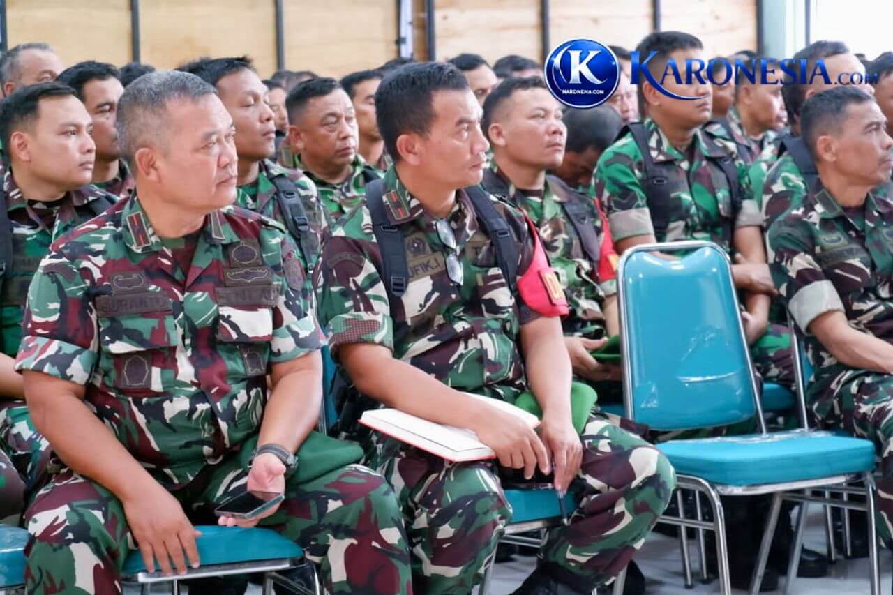 Prajurit Kodim 0507/Bekasi mengikuti Jam Komandan di aula satuan