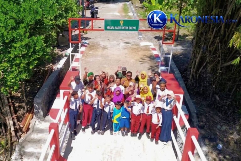 Warga dan pelajar berfoto di Jembatan Garuda Desa Sidorejo Ngawi