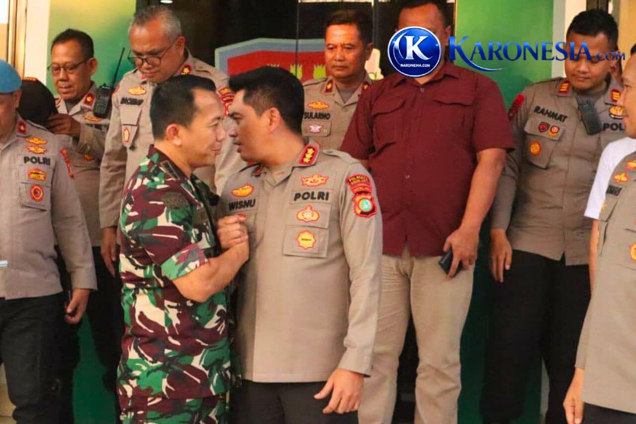 Kapolres dan Dandim 0506/Tangerang berjabat tangan saat kunjungan silaturahmi TNI-Polri.