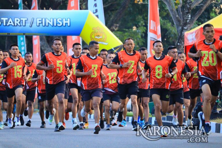 Kasdam IV/Diponegoro dan prajurit berlari bersama saat materi lintas medan Lomba Pleton Tangkas di Tembalang, Semarang.