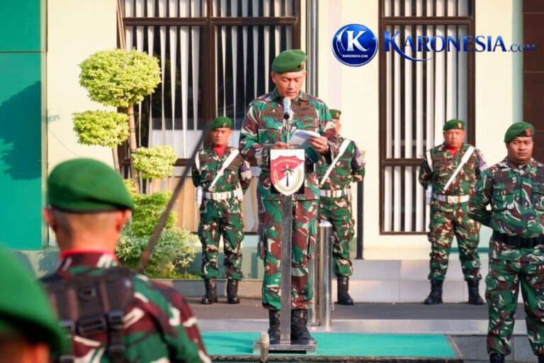 Kasdim 0507/Bekasi Letkol Inf Teddy Sofyan membacakan amanat Kasad saat upacara bendera.