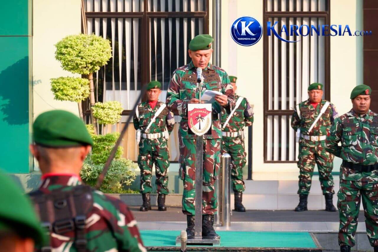 Kasdim 0507/Bekasi Letkol Inf Teddy Sofyan membacakan amanat Kasad saat upacara bendera.