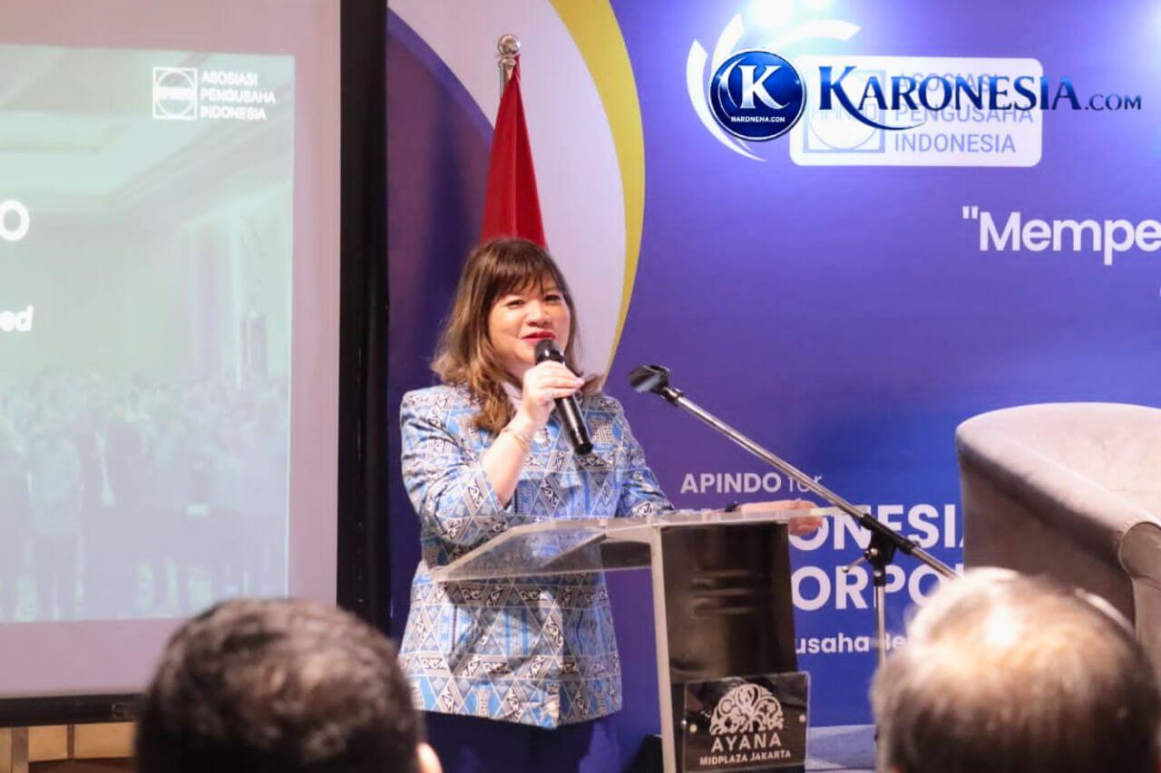 Ketua Umum APINDO Shinta Kamdani memberikan sambutan di podium acara nasional.