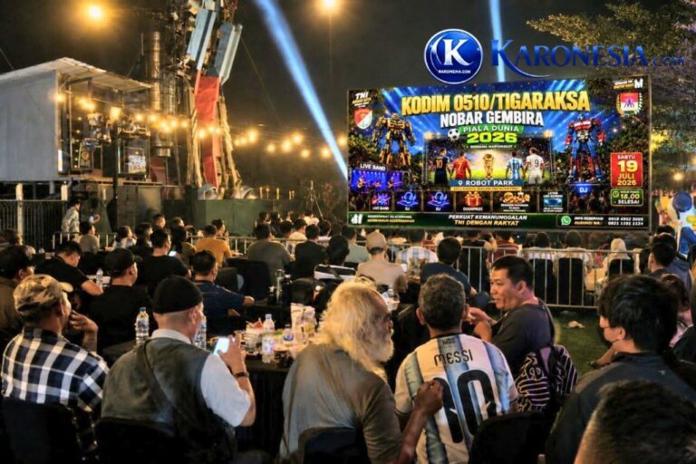 Warga mengikuti nobar Piala Dunia bersama Kodim 051