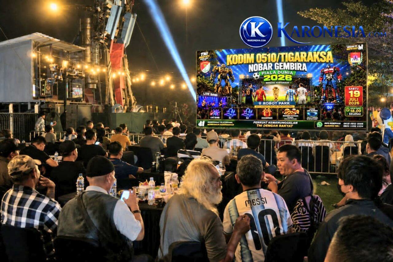 Warga mengikuti nobar Piala Dunia bersama Kodim 051