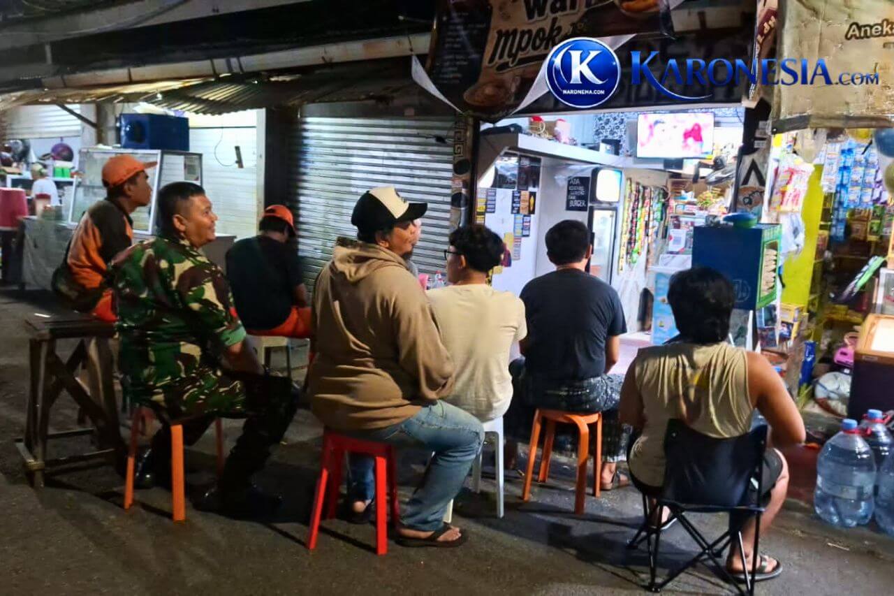 Personel TNI dan warga nobar Prancis vs Maroko di Kodim Jaksel