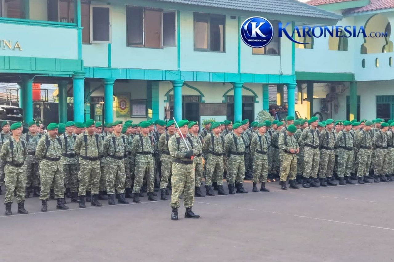 Prajurit Kodim 0506/Tangerang berbaris saat Upacara Bendera 17-an