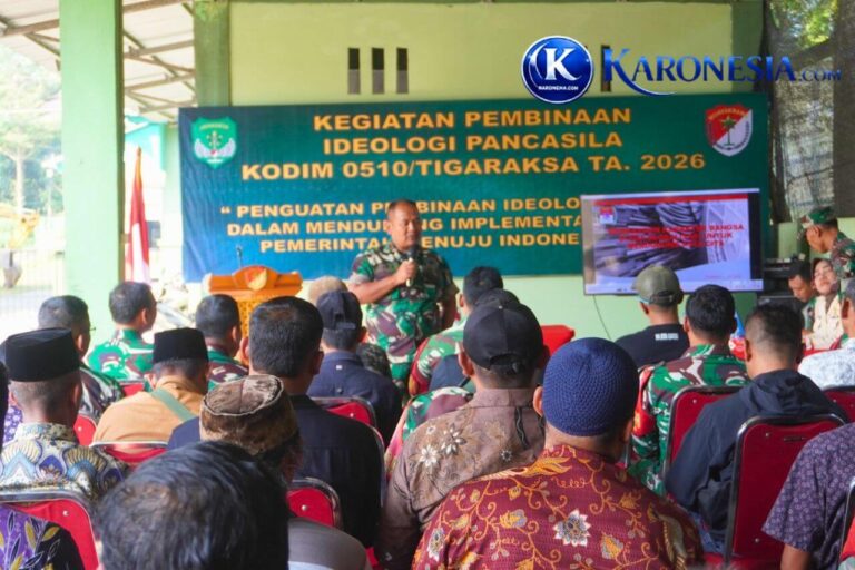 Perwira Kodim 0510/Tigaraksa memberi materi pembinaan ideologi Pancasila di hadapan warga.