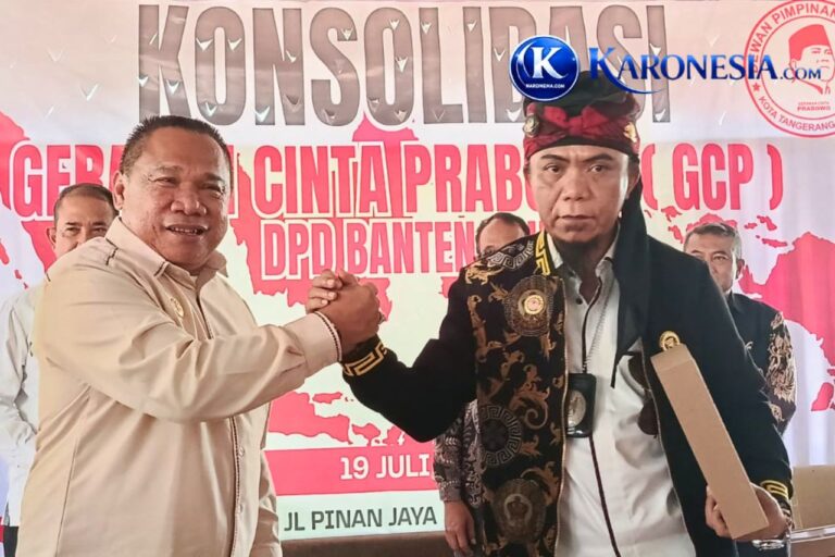 Ketua Umum GCP berjabat tangan dengan Ketua DPD GCP Sulawesi Tenggara