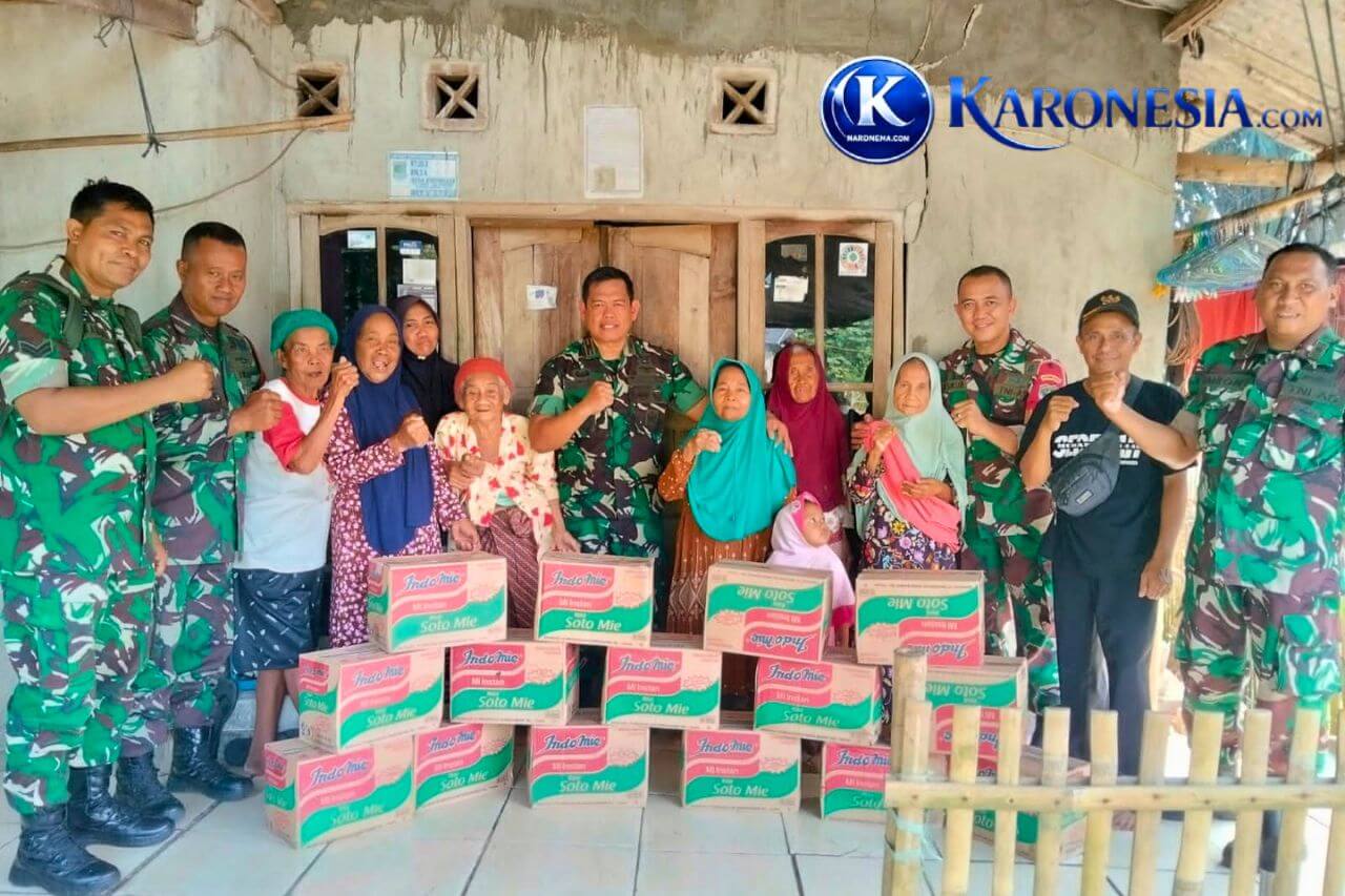 Koramil 04 Cikupa menyerahkan sembako kepada lansia di Desa Budimulya