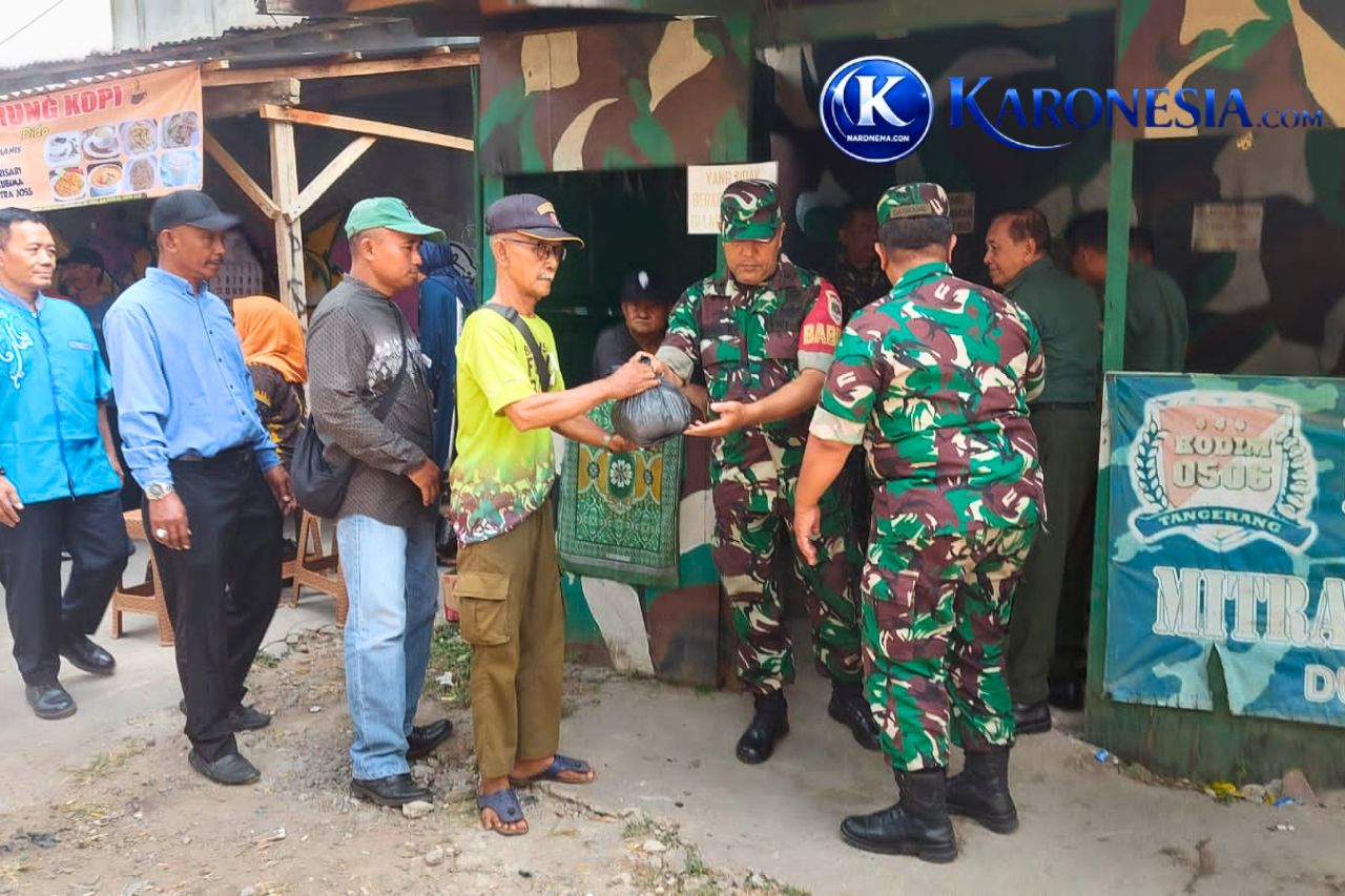 Koramil 06 Cibodas salurkan sembako kepada warga.