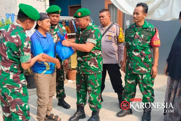 Babinsa Koramil Ciledug serahkan paket sembako ke warga