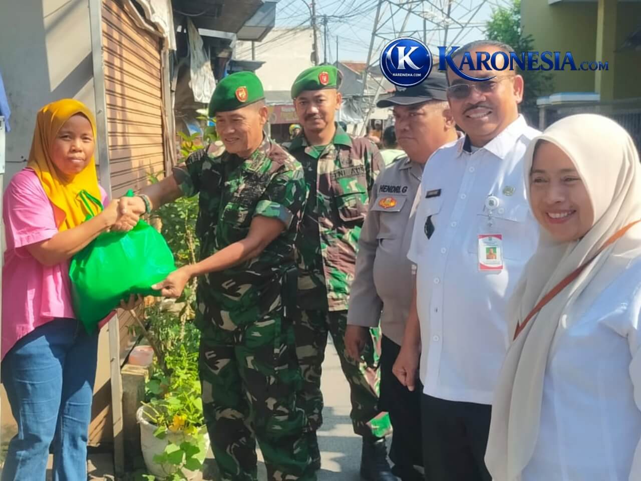 Personel Koramil 04/Ciledug serahkan paket sembako kepada warga Sudimara Selatan.