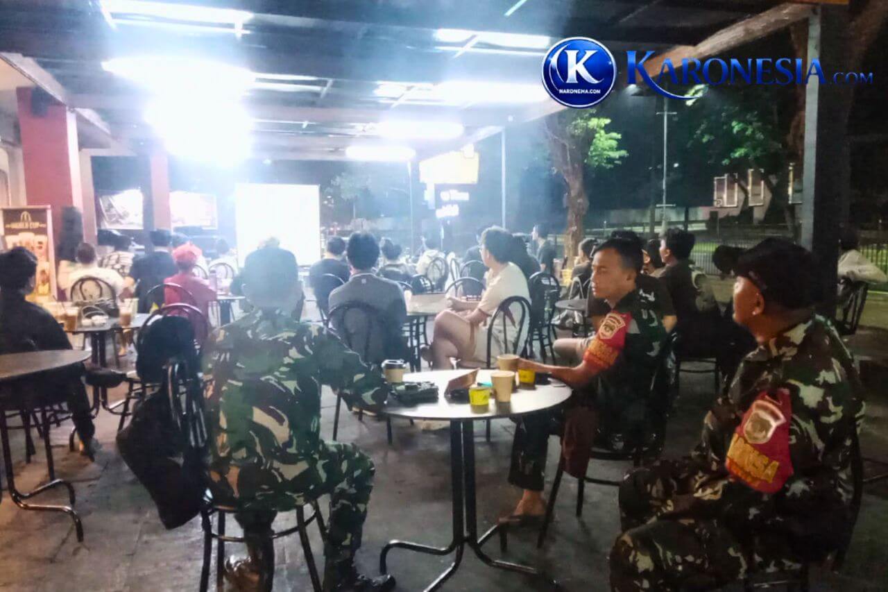 Koramil 02 Curug nobar Piala Dunia bersama warga.