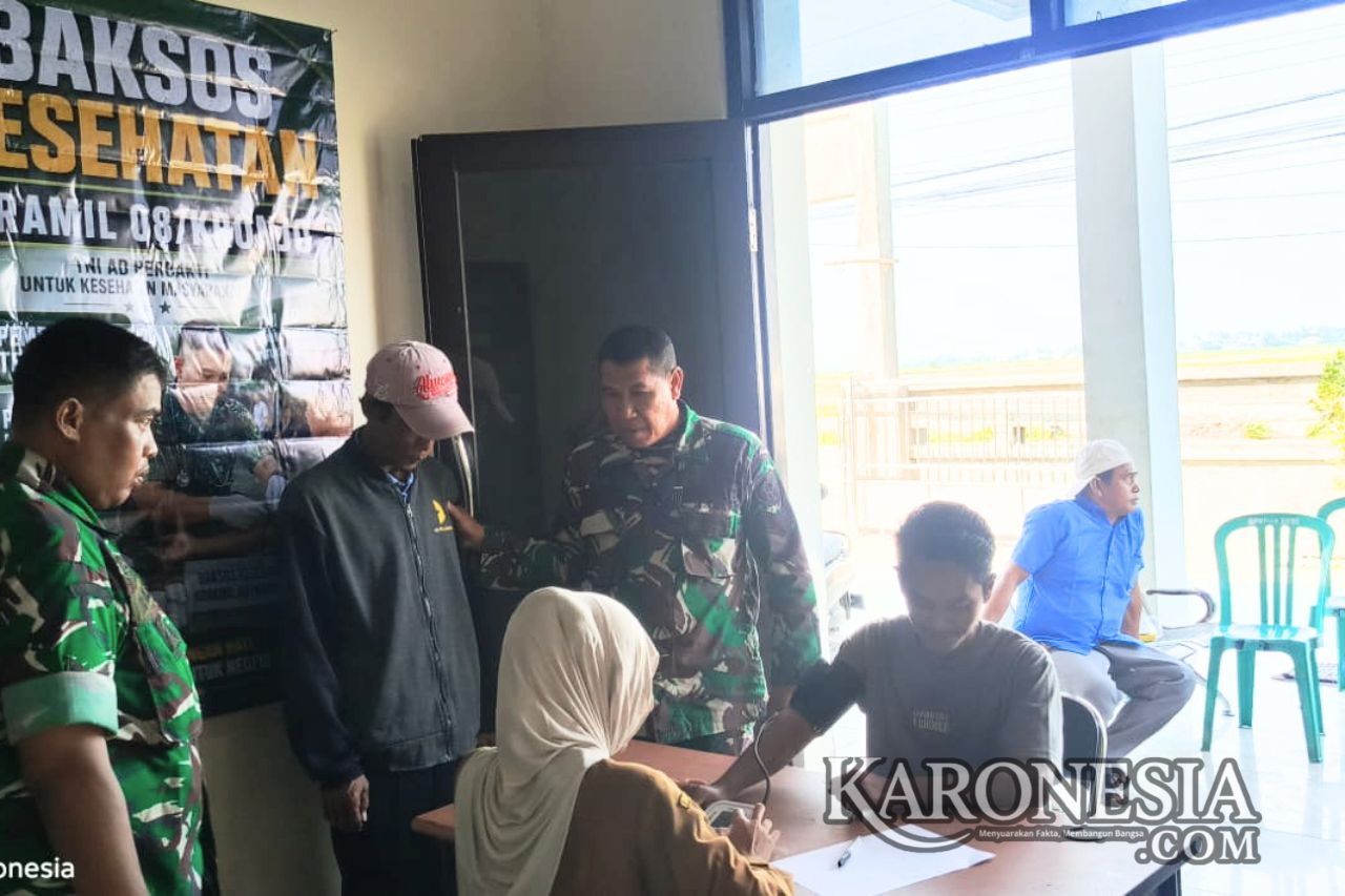 Personel Koramil Kronjo bagikan sembako dan layanan kesehatan warga Jenggot