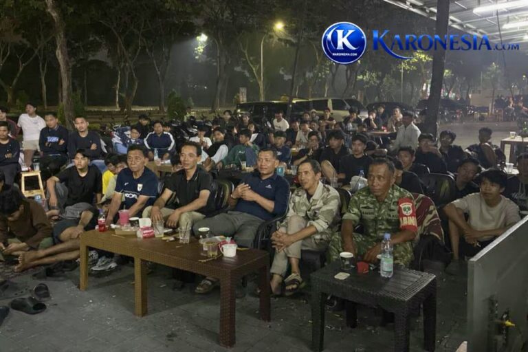 Personel Koramil dan warga nobar Final Piala Dunia 2026.