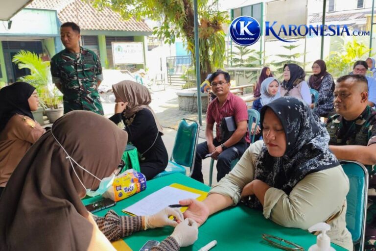 Petugas medis memeriksa kesehatan warga di kegiatan Bhakti Kesehatan Koramil Pasar Kemis