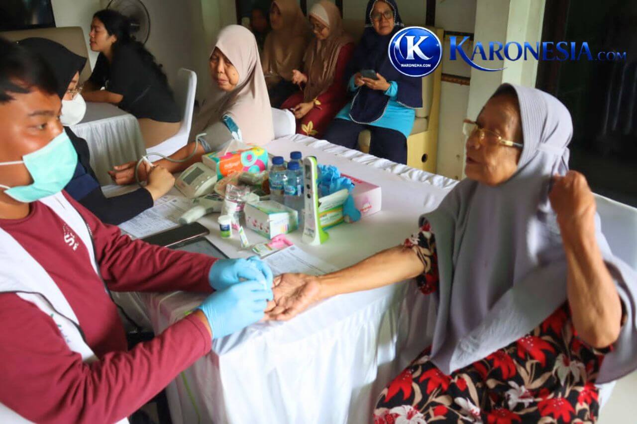 Lansia menjalani pemeriksaan kesehatan gratis di Koramil 06/Setiabudi.