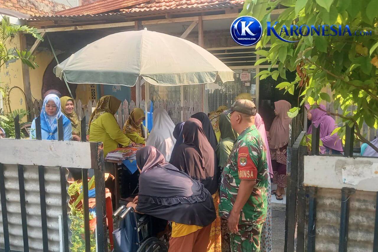 Warga mengikuti pemeriksaan kesehatan gratis yang digelar Koramil 02/Matraman
