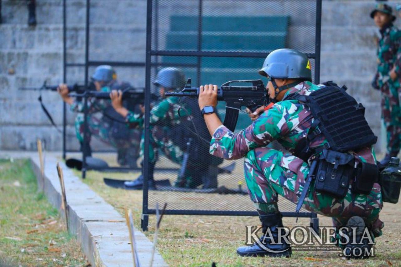 Prajurit TNI AD berlatih menembak senapan dalam Lomba Pleton Tangkas Kodam IV/Diponegoro