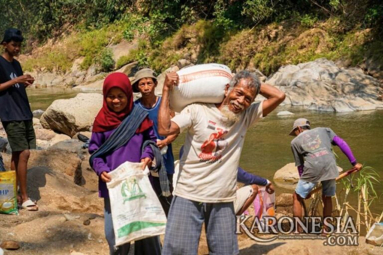 Warga lansia mengangkut material pembangunan Jembatan Garuda di Pacitan