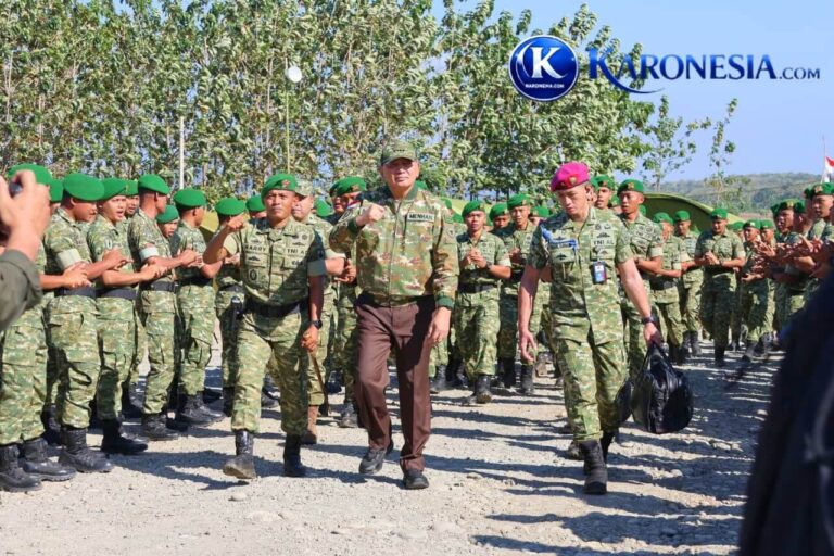 Menteri Pertahanan Sjafrie Sjamsoeddin meninjau kesiapan satuan Yonif Teritorial Pembangunan di Jawa Tengah.