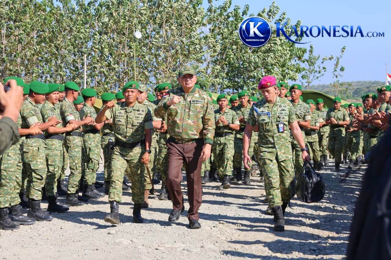 Menteri Pertahanan Sjafrie Sjamsoeddin meninjau kesiapan satuan Yonif Teritorial Pembangunan di Jawa Tengah.