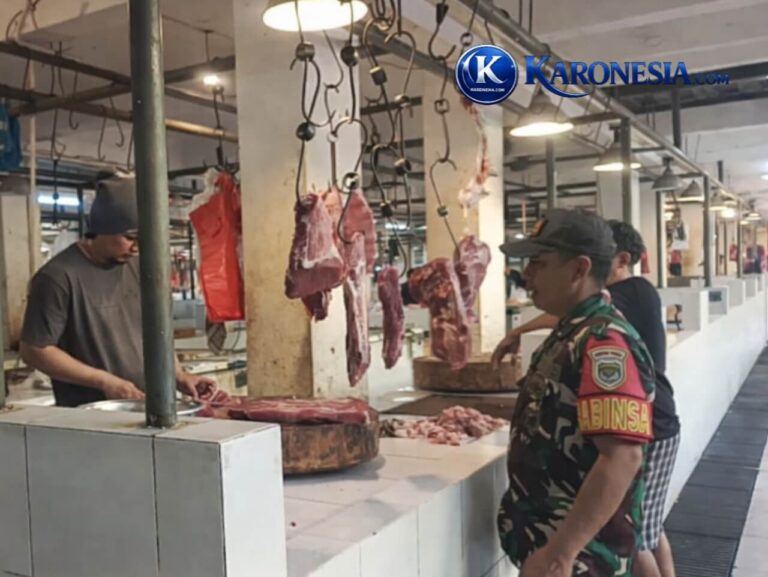 Babinsa pantau harga daging di lapak pedagang Pasar Anyar Tangerang.