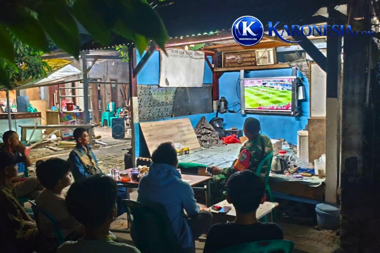 Babinsa nobar bersama warga Cimuning