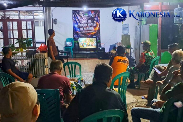Warga dan TNI nobar sepak bola di Koramil.