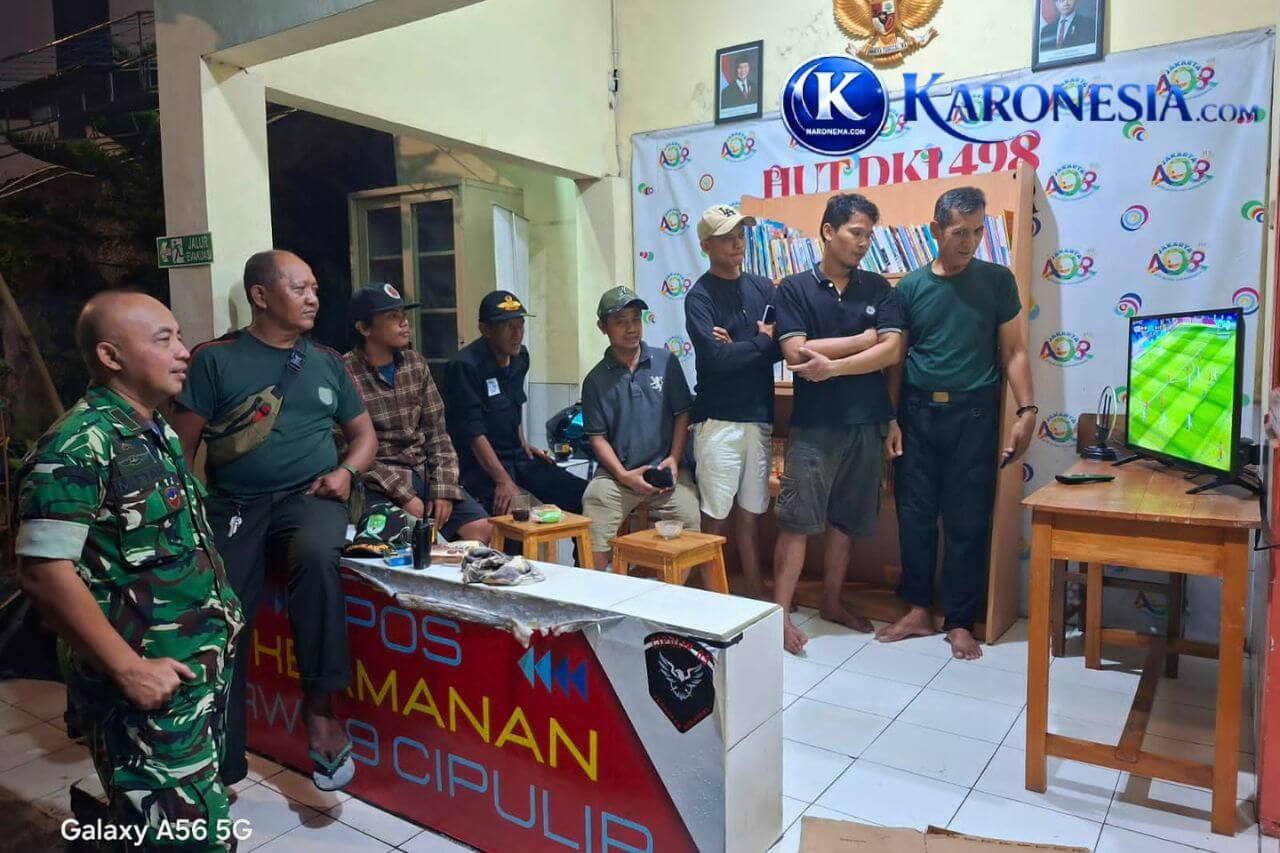 Warga dan TNI nobar Piala Dunia