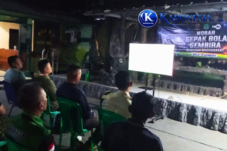 Warga nobar Piala Dunia di Koramil 04/Cikupa.